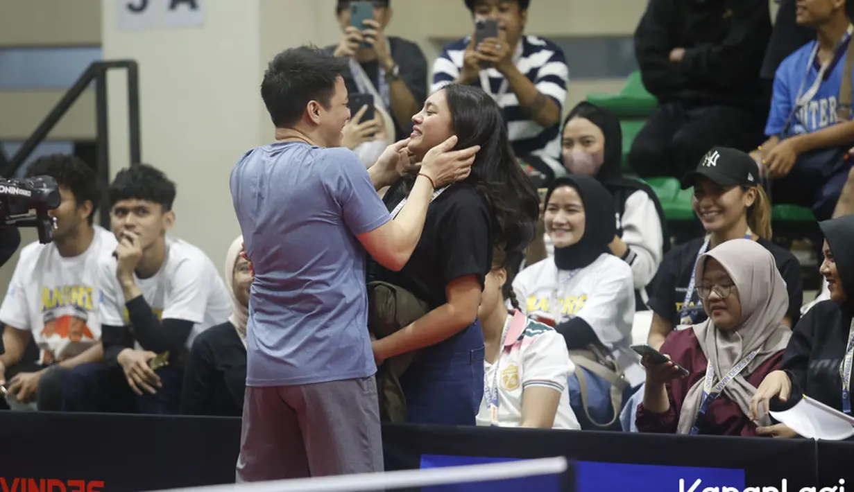 Alleia kini sudah beranjak remaja, sedangkan Ariel dijuga kerap disebut tak menua. Hingga banyak yang menyebut, Ariel NOAH dapat kecupan dari anaknya bak sama pacar baru. [Foto; KapanLagi.com®/Bayu Herdianto]