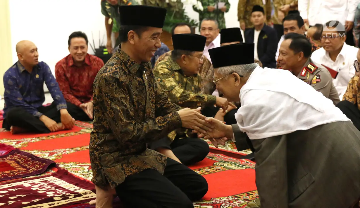 Presiden Joko Widodo bersalaman dengan Ketua MUI Maruf Amin di Istana Bogor, Senin (29/5). Usai menjalankan rapat kabinet paripurna Presiden dan Wapres melakukan buka puasa bersma. (Liputan6.com/Angga Yuniar)