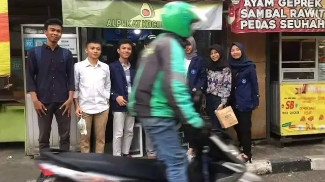 6 Potret Mahasiswa Gagal Foto Bersama Karena Motor Lewat Ini Bikin Elus Dada