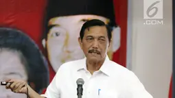 Menko Kemaritiman ‎Luhut Binsar Pandjaitan memberi pemaparan dalam Rakorbidnas III Kemaritiman PDIP, Jakarta, Minggu (8/4). Program ini fokus pada pengembangan Industri Maritim Terintegrasi Gotong Royong (IMT GR). (Liputan6.com/Johan Tallo)