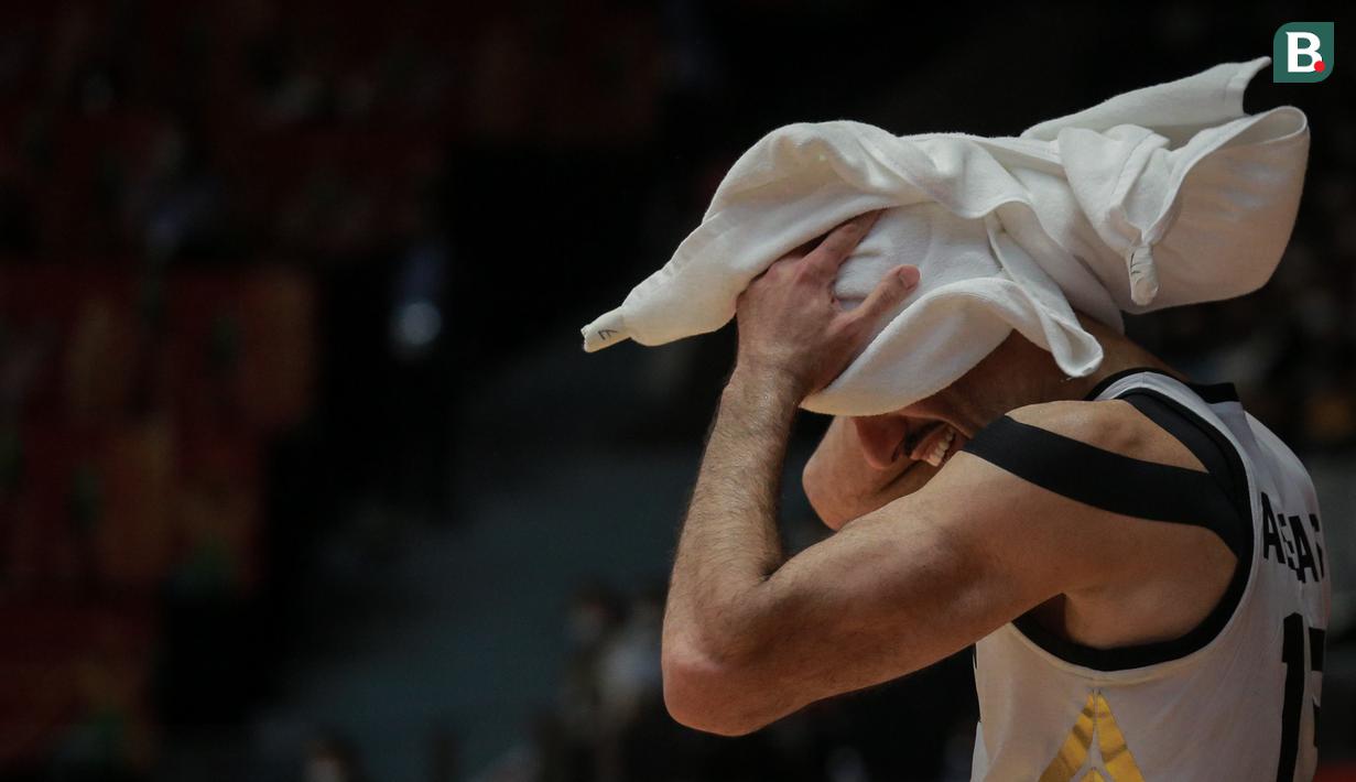 Pemain Timnas Basket Yordania, Zaid Abbas mengelap kepalanya dengan handuk saat laga perebutan juara ketiga FIBA Asia Cup 2022 antara Timnas Basket Yordania melawan Timnas Basket Selandia Baru di Istora Senayan, Jakarta, Minggur (24/07/2022). (Bola.com/Bagaskara Lazuardi)