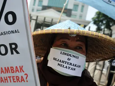 Koalisi Rakyat Untuk Keadilan Perikanan (KIARA) melakukan aksi di gedung Kementrian Kelautan dan Perikanan, Jakarta (6/4/2015). Mereka meminta pemerintah mencabut izin perusahaan perikanan dan memikirkan kesejahteraan nelayan. (Liputan6.com/Johan Tallo)