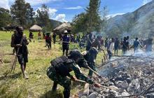 Prajurit TNI Satgas Yonif 511/DY Dukung Tradisi Bakar Batu Sambut Natal di Papua Pegunungan