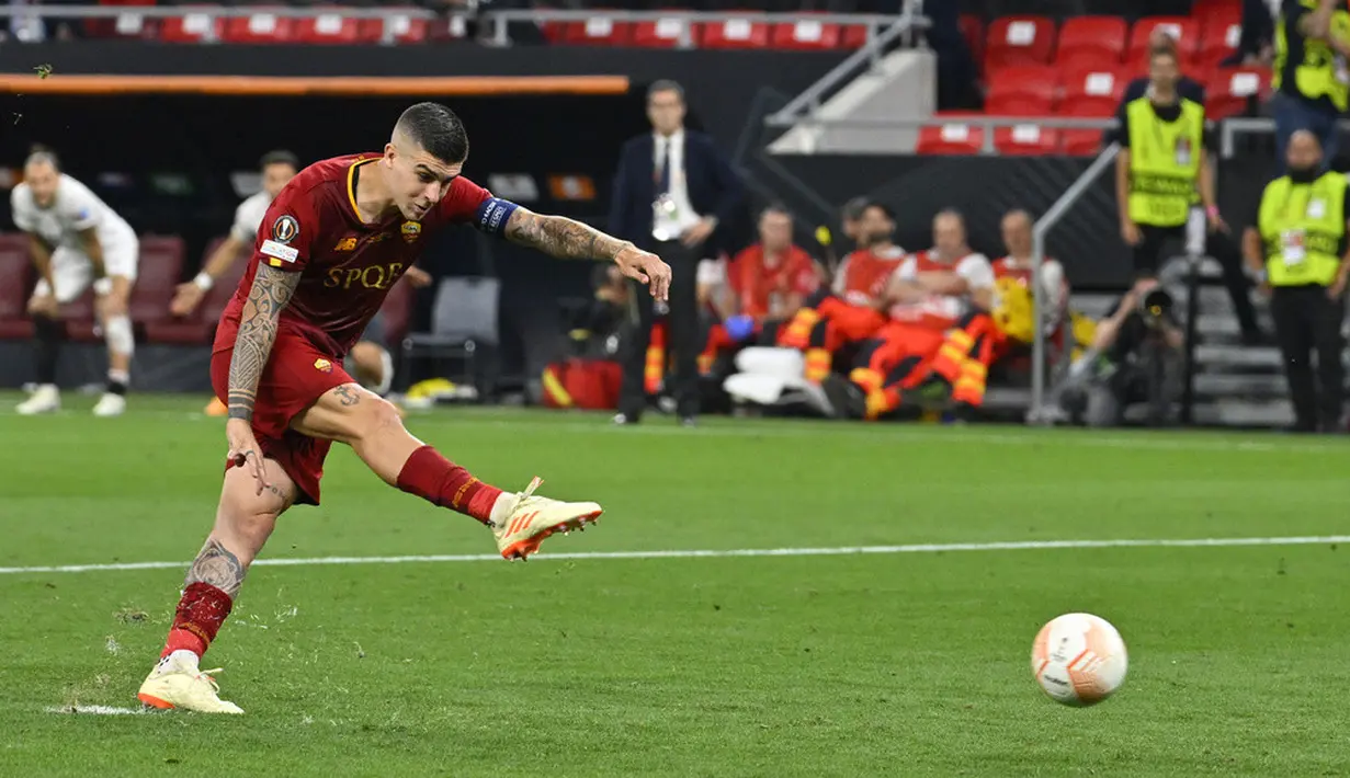 <p>Bek AS Roma Gianluca Mancini jadi pecundang di final kali ini. Pria Italia itu membuat gol bunuh diri dan gagal mengeksekusi penalti saat menjadi algojo di babak adu penalti. (AP Photo/Denes Erdos)</p>