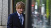 Ed Sheeran berjalan ke Pengadilan Federal Manhattan, New York, Amerika Serikat, Selasa (25/4/2023). Sidang hak cipta lagu hits Ed Sheeran 'Thinking Out Loud' yang diduga menjiplak lagu klasik Marvin Gaye resmi dimulai. (AP Photo/Brittainy Newman)