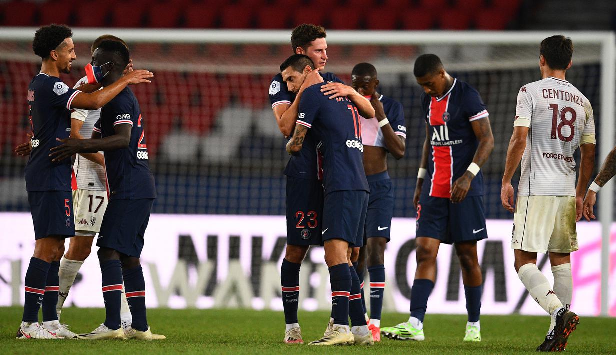 Pemain PSG merayakan kemenangan atas Metz pada laga Liga Prancis di Stadion Parc des Princes, Paris, Kamis (17/9/2020) dini hari WIB. PSG menang 1-0 atas Metz. (AFP/Franck Fife)