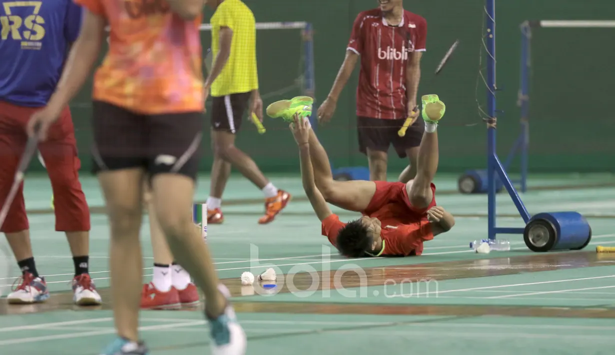 Seorang pemain bercanda dengan rekan-rekannya saat sesi latihan di Pusat latihan Pelatnas Indonesia, Cipayung, Jakarta, (4/1/2017). (Bola.com/Nicklas Hanoatubun)
