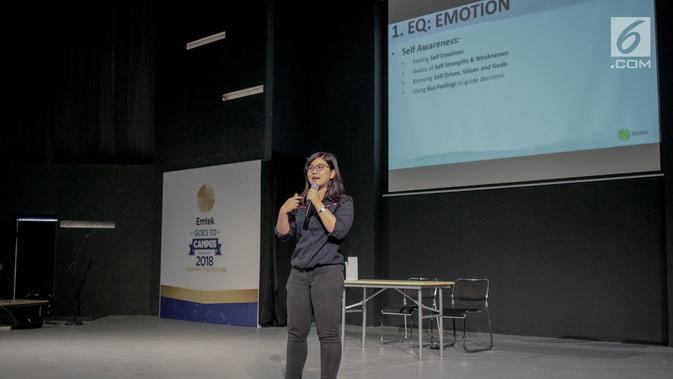 Amanda Thea selaku Talent Acquisition and Employer Branding at KMK Online menjadi pembicara dalam Workshop Session gelaran Emtek Goes to Campus (EGTC) 2018 di Universitas Kristen Petra, Surabaya, Selasa (13/11). (Liputan6.com/Faizal Fanani)