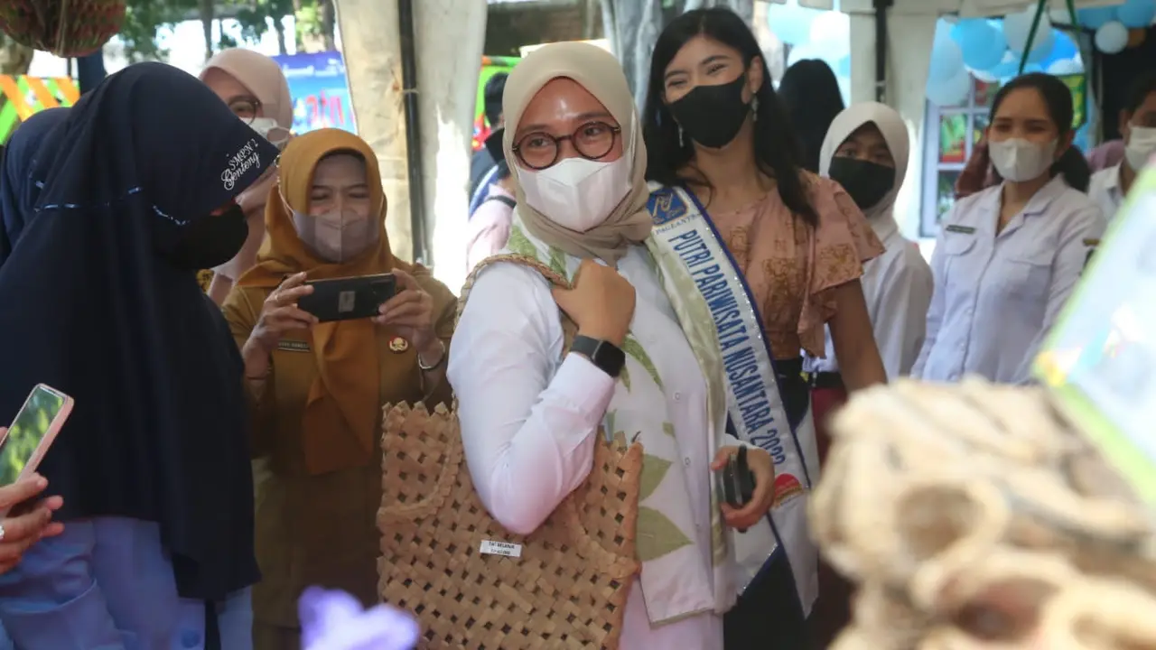 Bupati Banyuwangi Ipu Fiestiandani (baju putih) mencoba tas  berbahan recycled (Istimewa)