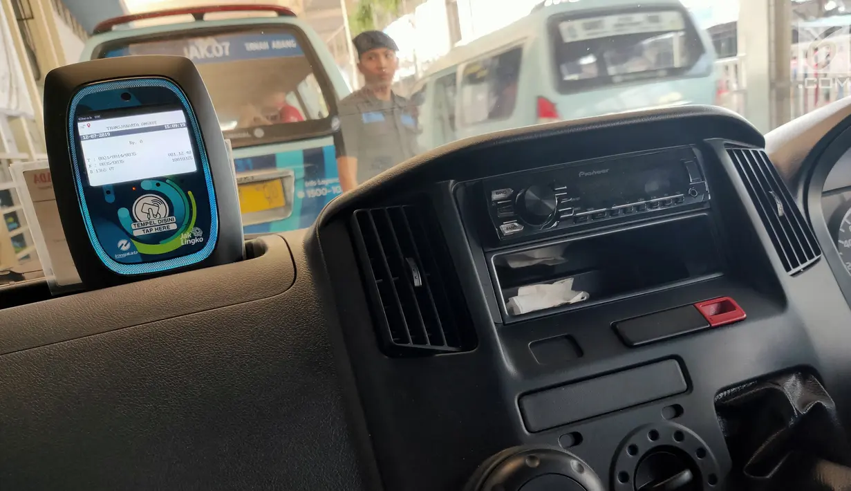 Mesin tap terlihat di angkutan umum (angkot) Jak Lingko ber-AC yang menunggu penumpang di depan Stasiun Tanah Abang, Jakarta, Jumat (12/7/2019). Sebanyak lima armada Jak Lingko ber-AC mulai diuji coba sejak 1 Juli  untuk mengangkut penumpang dari Tanah Abang ke Kota. (Liputan6.com/Immanuel Antonius)