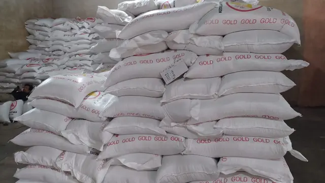 Sejumlah stok kacang kedelain di salah satu gudang agen kacang kedelai di Garut, Jawa Barat semakin menipis.