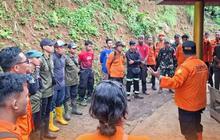 Petugas Gabungan Terus Cari Korban Longsor Curug Cileat Subang