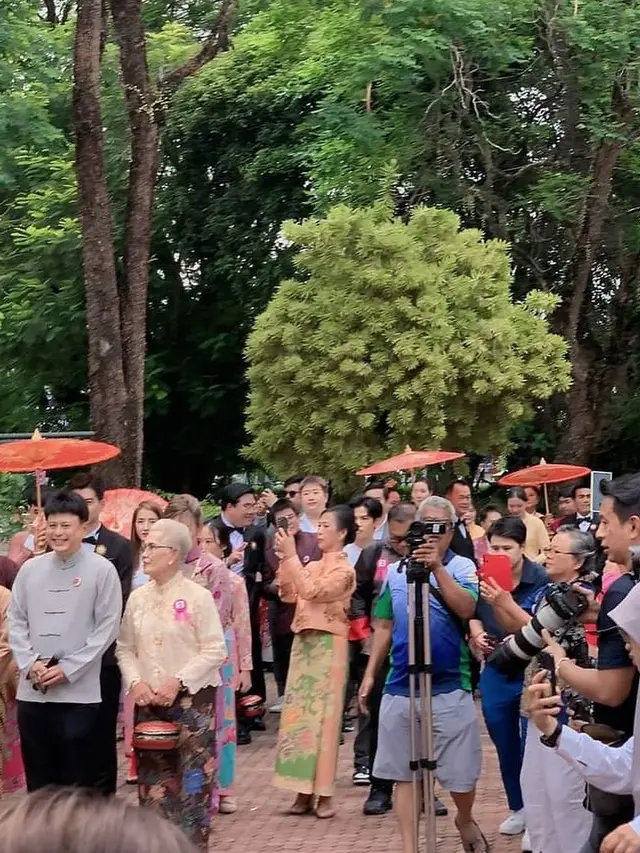 5 Pesona Nong Poy Kenakan Baju Lace dan Kain Batik khas Negaranya saat Hadiri Acara Asosiasi Peranakan Thailand