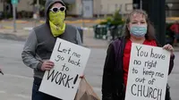 Pengunjuk rasa berdemonstrasi menentang penanganan Texas terhadap pandemi COVID-19 di Texas State Capitol di Austin, Texas, Sabtu (18/4/2020). Mereka menentang perintah tinggal di rumah yang ditujukan mencegah penyebaran COVID-19 dan berkumpul untuk memprotes peraturan lockdown. (AP/Eric Gay)