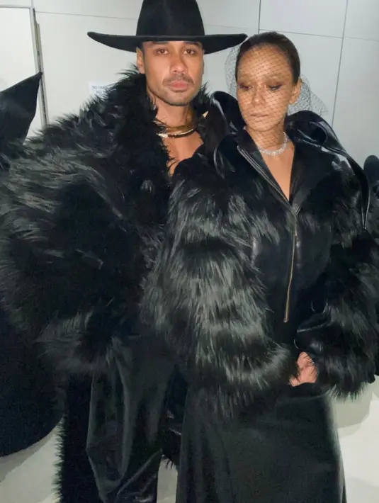 Jadi salah satu muse, Adinia Wirasti kenakan oversized jacket kulit dengan lengan berbulu. Dipadu dengan rok asimetris dan headpiece jaring-jaring [@adiniawrst]