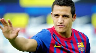 Penyerang asal Cile Alexis Sanchez diperkenalkan secara resmi oleh Barcelona di pemusatan latihan tim di San Juan Despi, 25 Juli 2011. AFP PHOTO/JOSEP LAGO