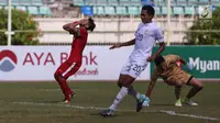 Gelandang Timnas Indonesia U-19, Witan Sulaiman menutup wajahnya saat gagal memasukan bola ke gawang Thailand pada Piala AFF U-18 di Stadion Thuwanna, Yangon, Jumat (15/9). Thailand menang adu penalti 3-2. (Liputan6.com/Yoppy Renato)