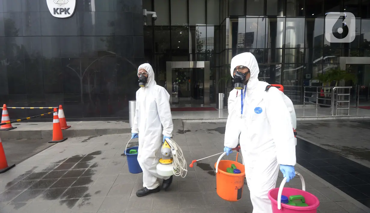 Petugas kesehatan membawa peralatan saat melakukan peyemprotan disinfektan di Gedung KPK, Jakarta, Rabu (18/3/2020). Penyemprotan dilakukan untuk mencegah penyebaran virus corona COVID-19. (merdeka.com/Dwi Narwoko)