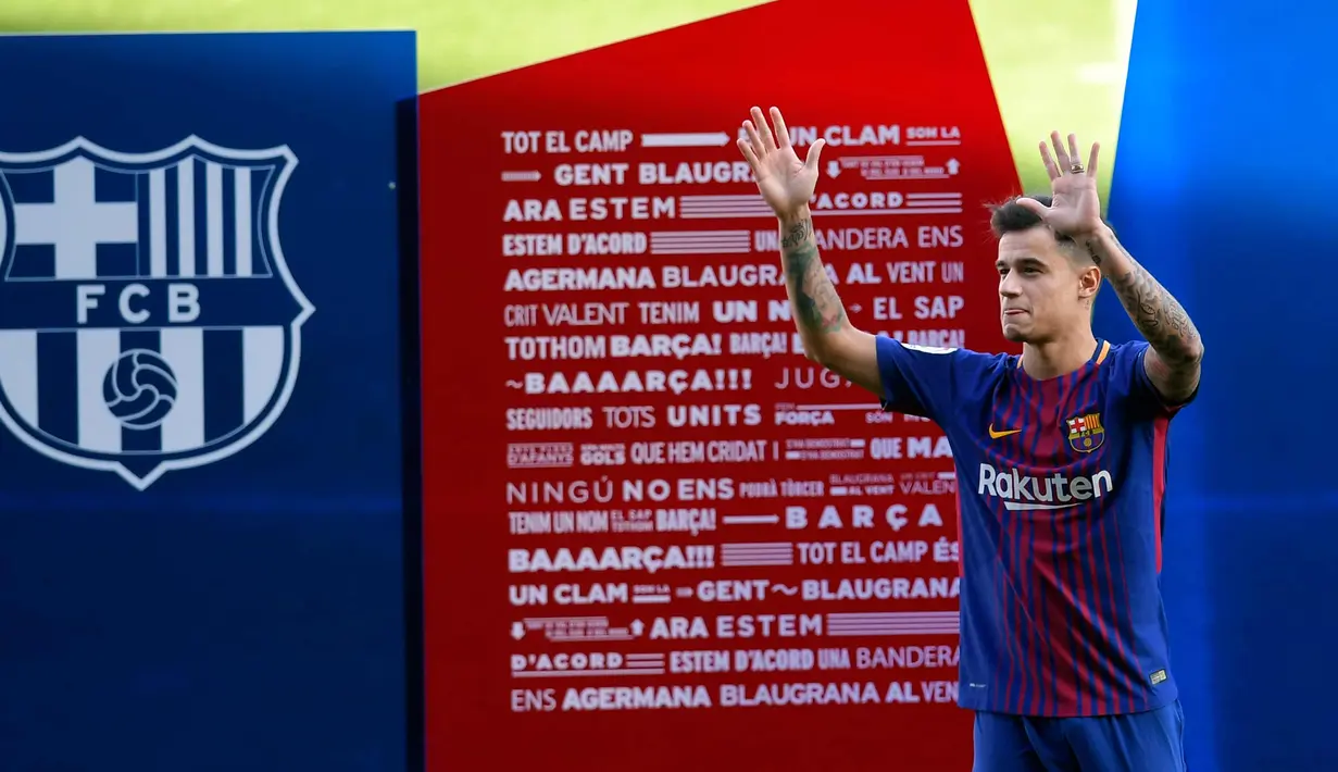 Gelandang baru Barcelona asal Brasil, Philippe Coutinho menyapa penggemarnya di Nou Camp, Barcelona (8/1). Coutinho dikontrak Barcelona selama 5,5 tahun. (AFP Photo/Lluis Gene)