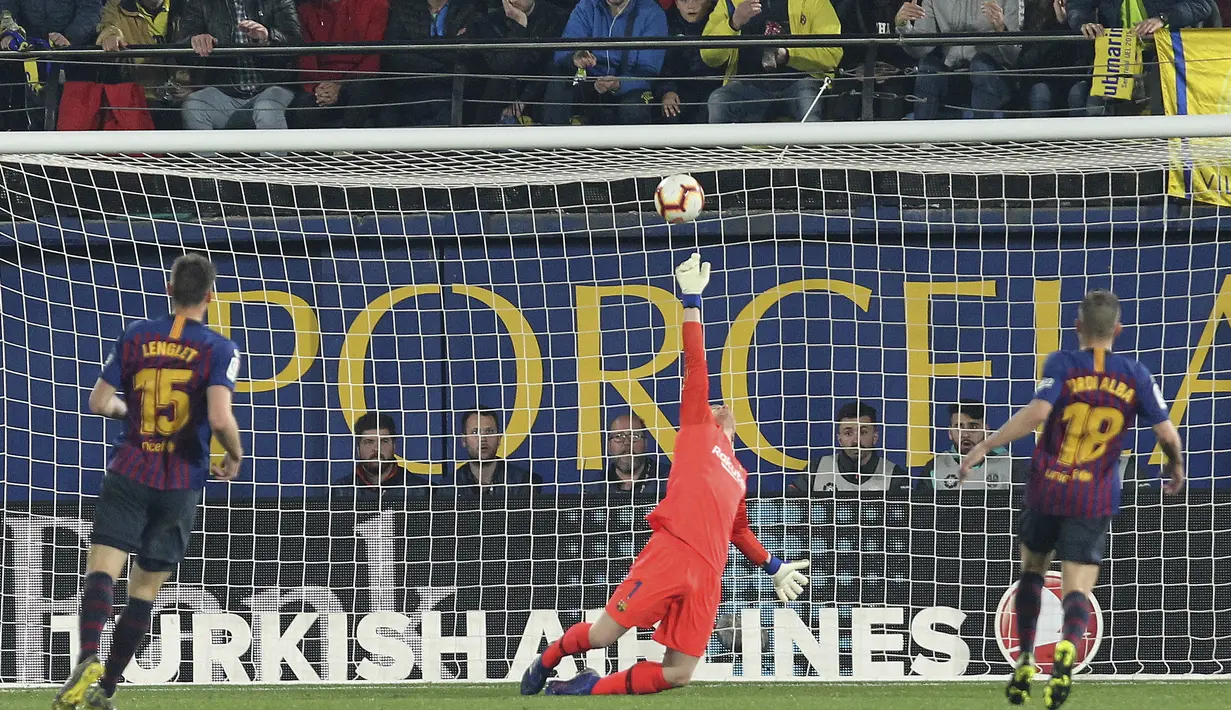 Kiper Barcelona, Marc-Andre ter Stegen, menghalau bola saat melawan Villarreal pada laga La Liga 2019 di Stadion Ceramica, Selasa (2/4). Kedua tim bermain imbang 4-4. (AP/Alberto Saiz)