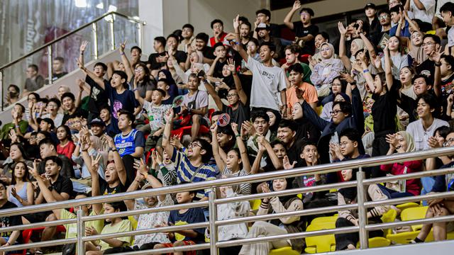 Suporter Setia Bima Perkasa Jogja saat memenuhi GOR Pancasila UGM, Yogyakarta