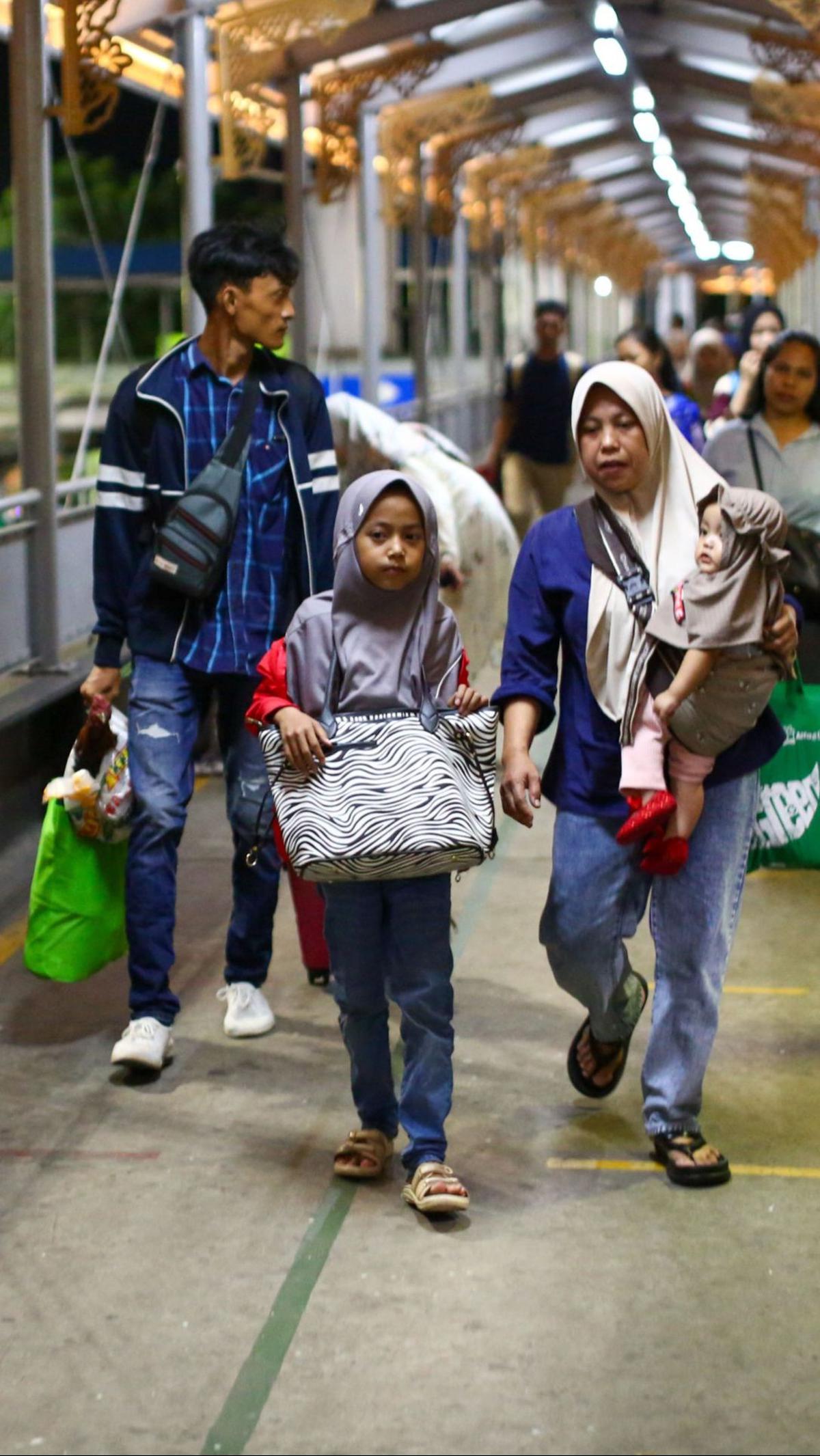 Kepadatan pemudik pejalan kaki ini terpantau sejak Jumat (5/4) malam.&nbsp; Liputan6.com/Angga Yuniar