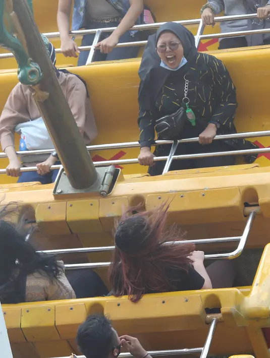 Pengunjung mencoba wahana permainan saat berwisata di Dufan, Ancol, Jakarta, Sabtu (12/9/2020). Pemprov DKI berencana menutup sejumlah tempat rekreasi di antaranya Ancol, Ragunan, Monas, dan Taman Mini Indonesia Indah saat PSBB total pada 14 September mendatang. (Liputan6.com/Herman Zaharia)