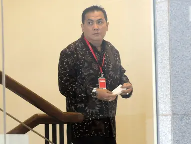 Anggota DPR Fraksi PKB, Helmy Faishal Zaini menuju ruang pemeriksaan di gedung KPK, Jakarta, Senin (30/9/2019). Anggota Fraksi PKB itu diperiksa sebagai saksi kasus dugaan penerimaan hadiah terkait proyek di Kementerian PUPR Tahun Anggaran 2016. (merdeka.com/Dwi Narwoko)