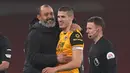 Pelatih Wolverhampton Wanderers, Nuno Espirito Santo merayakan kemenangan 2-1 atas Arsenal bersama bek Conor Coady usai laga lanjutan Liga Inggris 2020/21 pekan ke-9 di Emirates Stadium, London, Minggu (29/11/2020) waktu setempat. (AFP/Catherine Ivill/Pool)