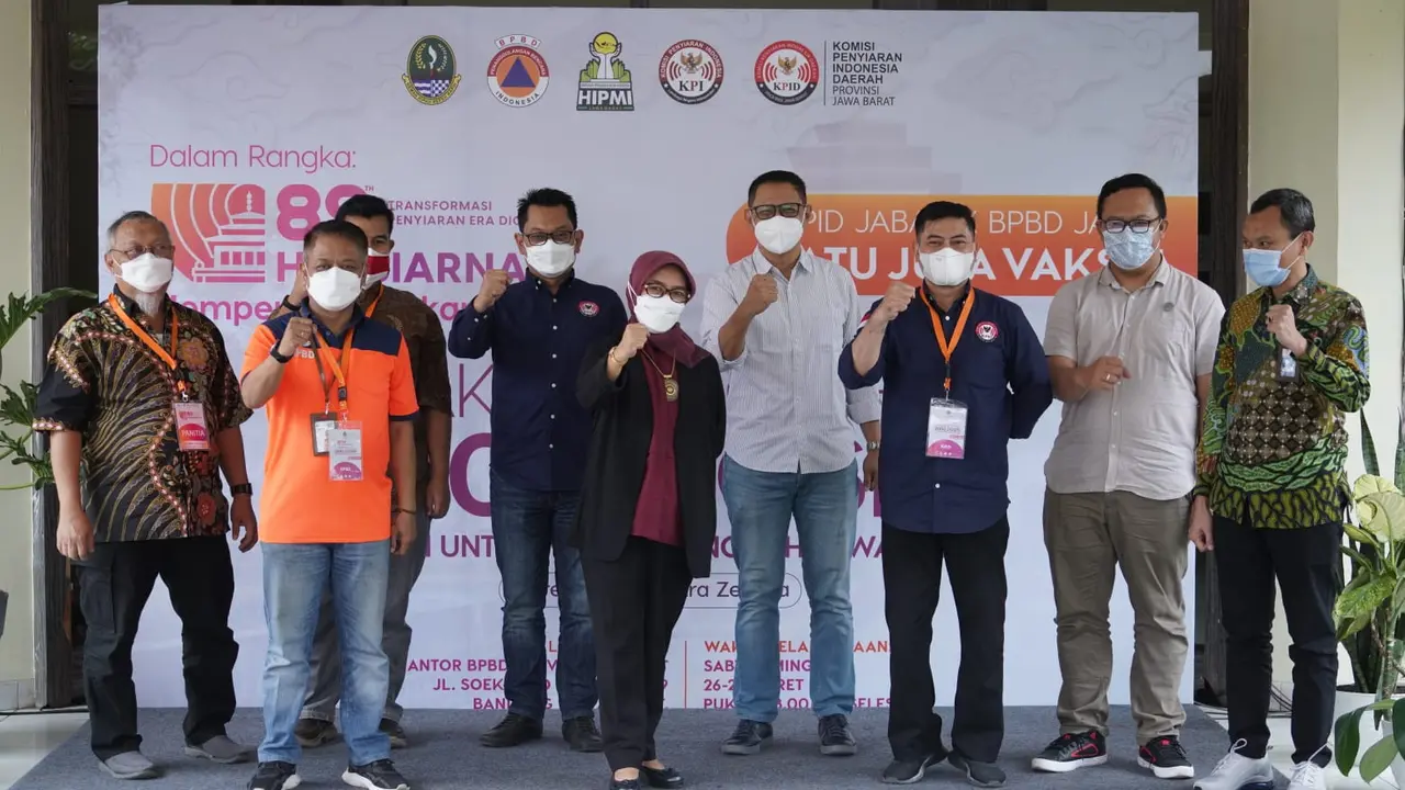 Kegiatan Vaksinasi Massal dalam rangka peringatan Hari Penyiaran Nasional ke-89 di Kantor BPBD Jabar, Kota Bandung.