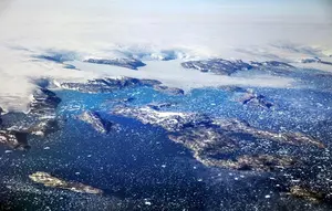 Gunung Es Seukuran 54 Lapangan Sepak Bola Hanyut di Greenland