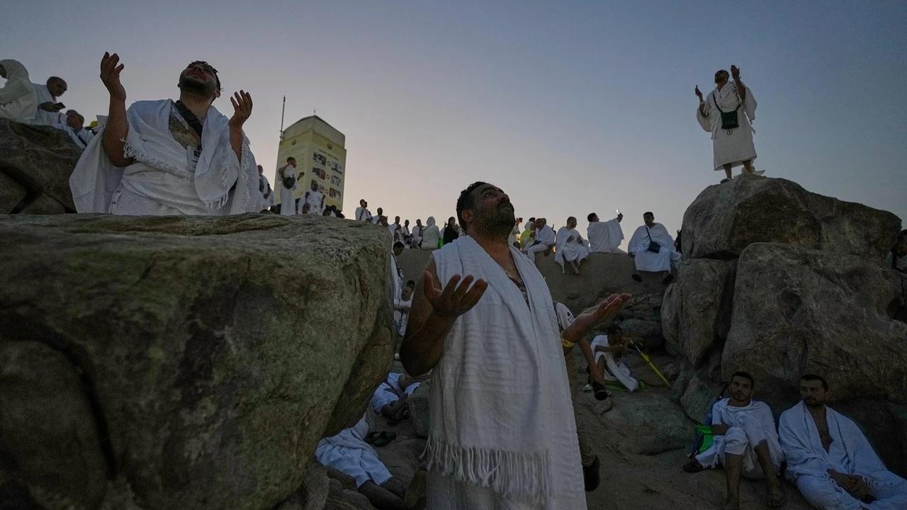 FOTO: Khusyuk Jemaah Haji Berdoa di Jabal Rahmah