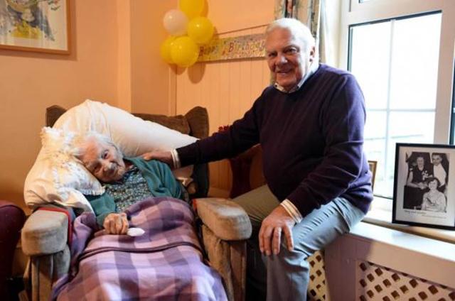 Nenek Hooper dengan buah hatinya | Photo: Copyright metro.co.uk