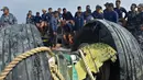 Para penyelam dari tim TNI Angkatan Laut beristirahat setelah berhasil mengangkat roda pesawat Lion Air PK-LQP dengan nomor penerbangan JT 610 yang ditemukan di perairan Tanjung Karawang, Jawa Barat, Jumat (2/11). (ADEK BERRY/AFP)