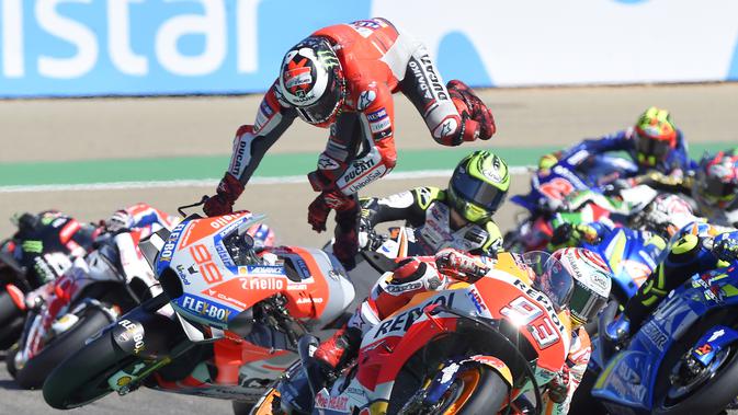 Momen terjatuhnya pembalap Ducati, Jorge Lorenzo pada tikungan pertama MotoGP Aragon 2018. (JOSE JORDAN / AFP)