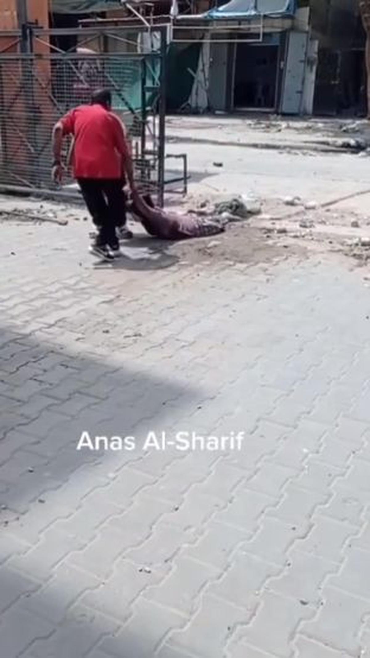 "Tetapi dia tertembak oleh sniper Israel yang membuatnya harus merelakan kakinya segera diamputasi," demikian dikutip dari keterangan video.  <br>