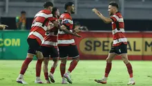 Persebaya Surabaya takluk 1-2 dari Madura United pada laga pekan ke-28 BRI Super League 2025/2026 di Stadion Gelora Bung Tomo, Surabaya, Jumat (17-4-2026). (Bola.com/M Iqbal Ichsan)