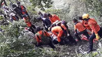 Tim SAR gabungan tengah mengevakuasi jasad pendaki asal luar negeri, Andrey Voytech, di Gunung Merbabu, Sabtu (7/4/2018). (Solopos.com/Istimewa/Basarnas Jateng)