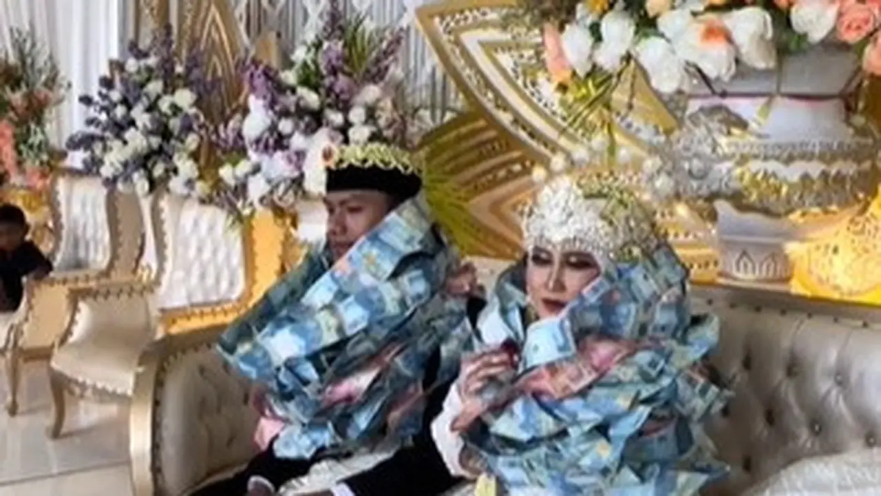 Pengantin Madura Diberi Kalung Uang saat Pernikahan