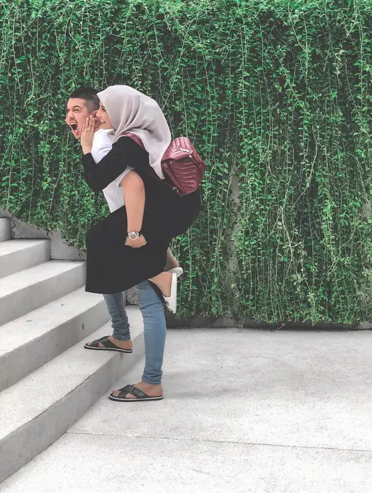 Meski sudah resmi menikah di tahun 2011, namun keromantisan Zaskia dan suami masih seperti pasangan kekasih. Dan begini lah gaya Zaskia saat menghabiskan waktu bareng suaminya. (Instagram/zaskiasungkar15)