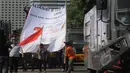 Massa dari Aliansi Save Indonesia juga membawa spanduk bertuliskan 'Save KPK dan Save Polri' saat menggelar aksi di depan Gedung KPK, Jakarta, Jumat (6/2/2015). (Liputan6.com/Herman Zakharia)