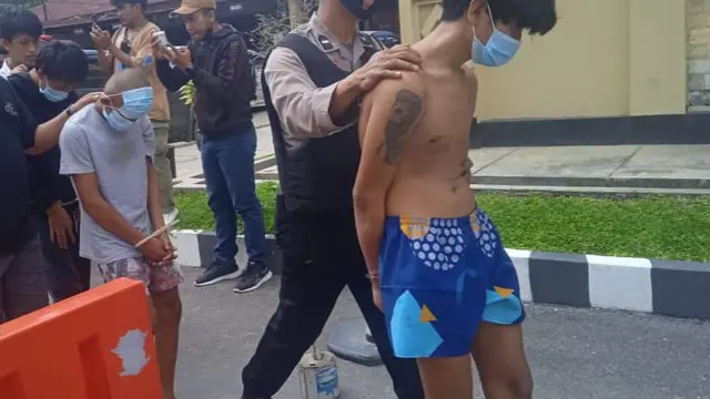 Fadil Muhamad (19), pemanah misterius yang ditangkap polisi, pelaku sudah belajar sejak SMP menggunakan anak panah.(Liputan6.com/Ahmad Akbar Fua)