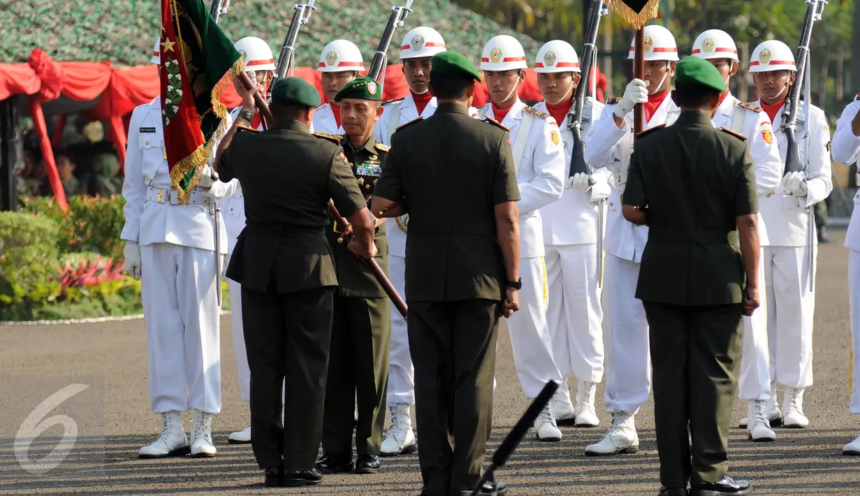 KASAD Jenderal TNI Mulyono menyerahkan panji pasukan kepada Panglima Kostrad, Mayjen TNI Edy Rahmayadi saat upacara serah terima jabatan di Markas Divisi Infanteri I Kostrad, Cilodong, Jawa Barat, Jumat (31/7/2015). (Liputan6.com/Helmi Fithriansyah)