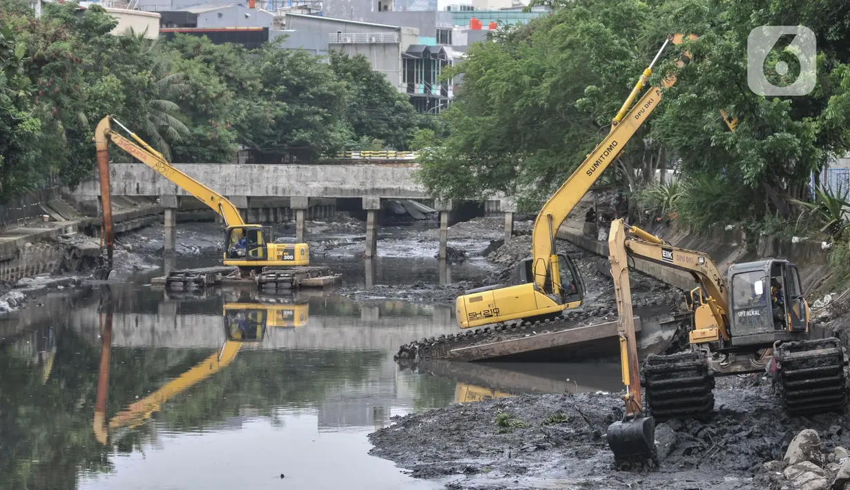 Ribuan Kubik Lumpur Dikeruk di Kali Keuangan Jakarta Selatan untuk Cegah Banjir Saat Hujan