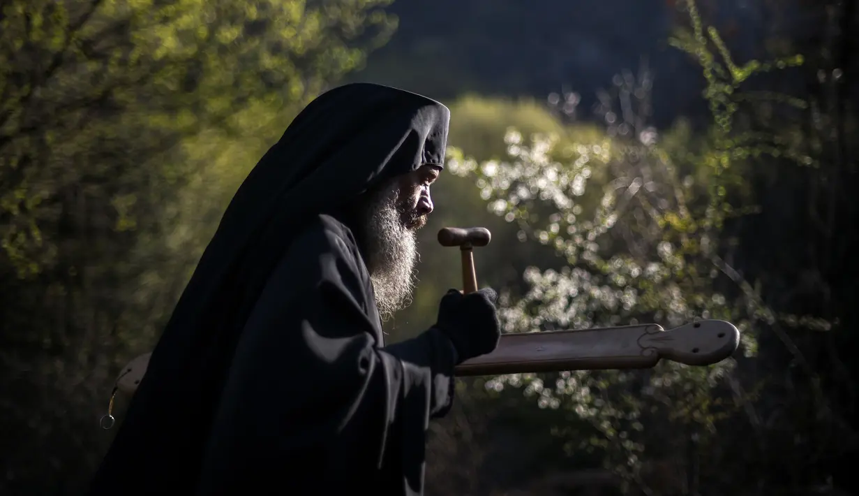 Seorang imam Ortodoks Bulgaria memimpin prosesi keagamaan tahunan di Biara Bachkovo, Bulgaria (9/4). Prosesi ini digelar setiap tahun pada hari kedua Paskah Ortodoks. (AFP Photo/Nikolay Doychinov)