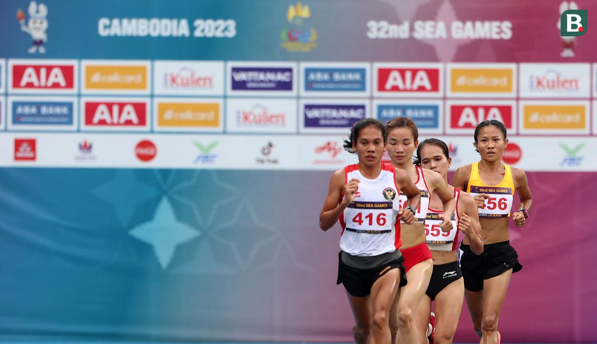 Reaksi pelari putri Indonesia, Odekta Elvina Naibaho (kiri) berkompetisi pada nomor lari 10.000 meter SEA Games 2023 di Stadion Morodok Techo National Stadium, Phnom Penh, Kamboja, Jumat (12/5/2023). Odekta meraih medali perunggu dengan catatan waktu 35 menit 31,03 detik sementara medali emas dan perak direbut dua atlet Vietnam, Thi Oanh Nguyen (35 menit 11,53 detik) dan Thi Hong Le Pham (35 menit 21,09 detik). (Bola.com/Abdul Aziz)