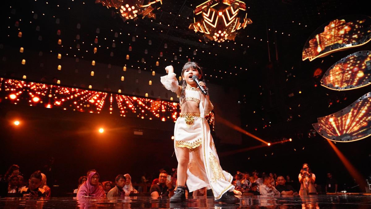 Penyanyi Ariana Ivy Rilis Lagu Baru Kucingku di Panggung ASEAN Fashion Festival 2025