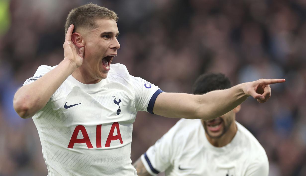 Selebrasi bek Tottenham Hotspur, Micky van de Ven setelah mencetak gol kedua timnya ke gawang Nottingham Forest pada laga pekan ke-32 Premier League 2023/2024 di Tottenham Hotspur Stadium, London, Minggu (7/4/2024) malam. (AP Photo/Ian Walton)