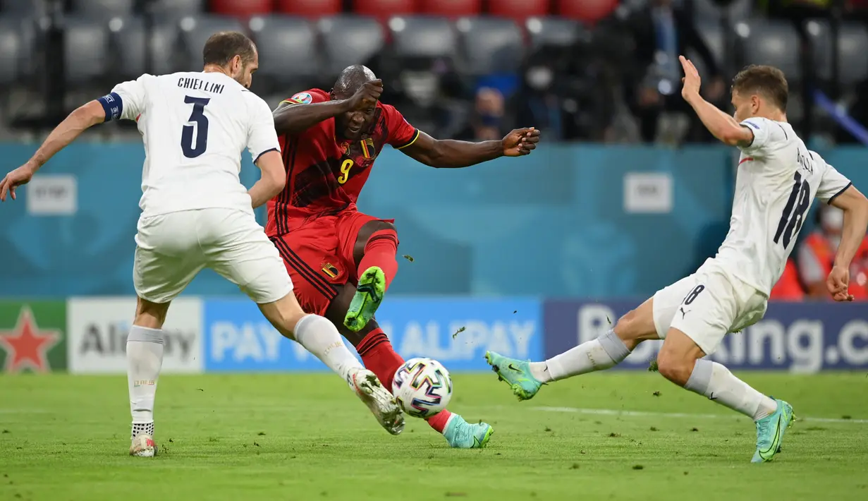 Bek Italia Giorgio Chiellini, penyerang Belgia Romelu Lukaku dan gelandang Italia Nicolo Barella berebut bola pada babak perempat final Euro 2020 / 2021 di Allianz Arena, Sabtu (3/7/2021) dinihari WIB. Italia sukses melenggang ke semifinal usai mendepak Belgia 2-1. (Matthias Hangst / POOL / AFP)