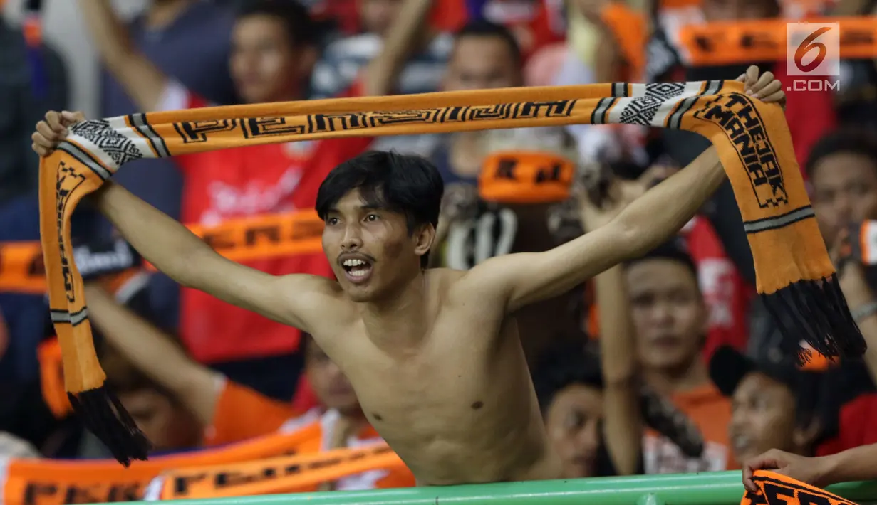 Suporter tim Macan Kemayoran membentangkan syal sambal bersorak saat menyaksikan laga Persija melawan Persipura di Stadion Patriot Candra Bhaga, Bekasi, Sabtu (8/7). (Liputan6.com/Helmi Fithriansyah)